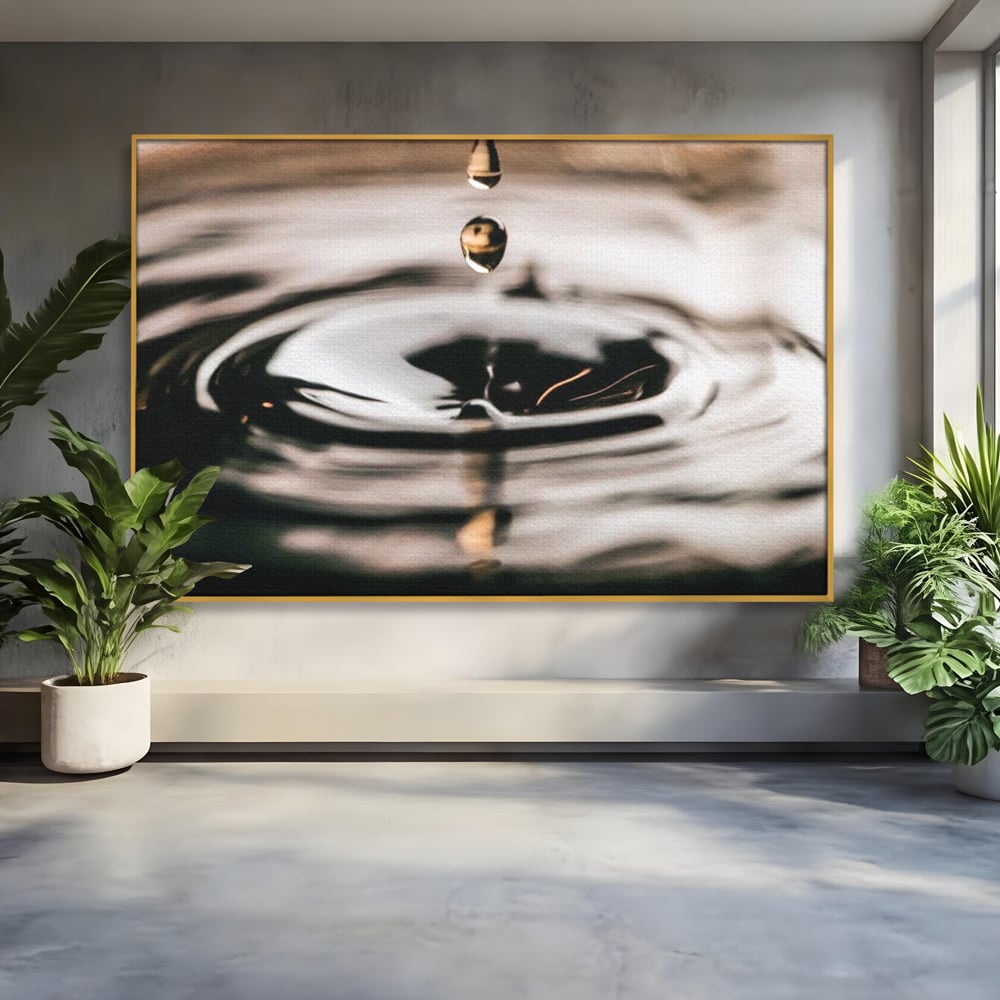 Tablou canvas cu picatura de apa cazand in valuri, in rama de aluminiu auriu